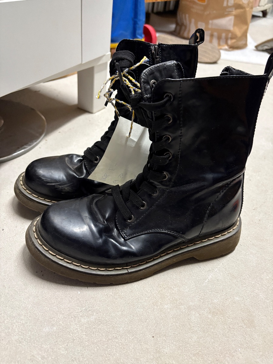 Schwarze Schnürstiefel