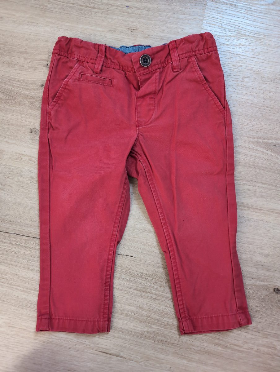 Rote Stoffhose