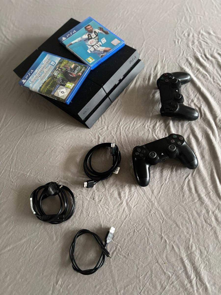 PlayStation 4 mit Spielen und Zubehör