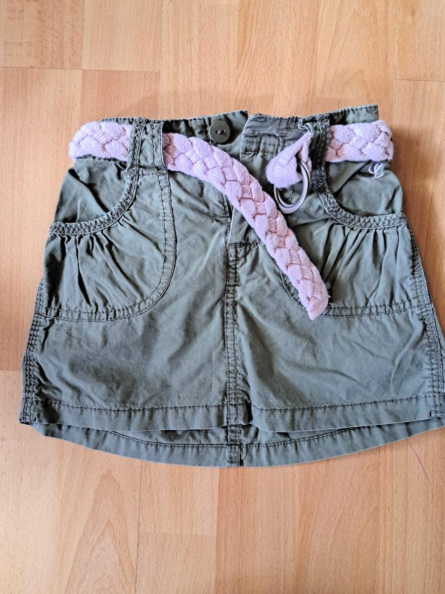Khakigrüner Jeansrock mit rosa Gürtel