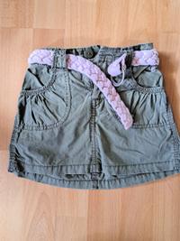 Khakigrüner Jeansrock mit rosa Gürtel 1