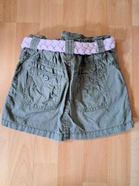 Khakigrüner Jeansrock mit rosa Gürtel 2