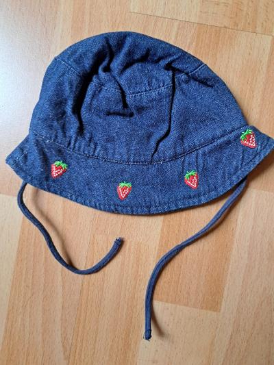 Sonnenhut Denim mit Erdbeeren