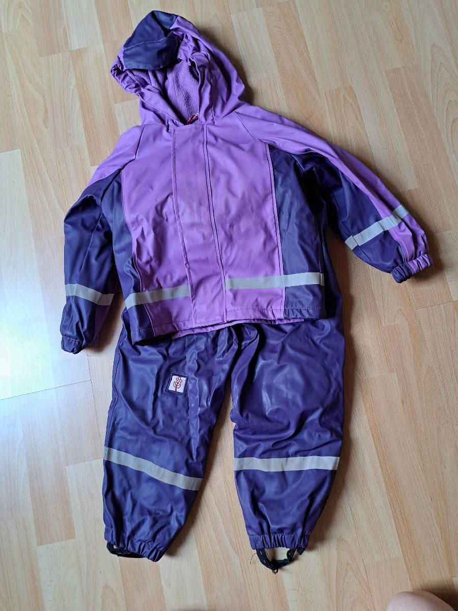 Regenjacke und -hose mit Fleece-Futter