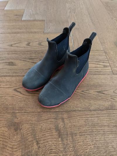 Reitstiefel dunkelblau mit roter Sohle