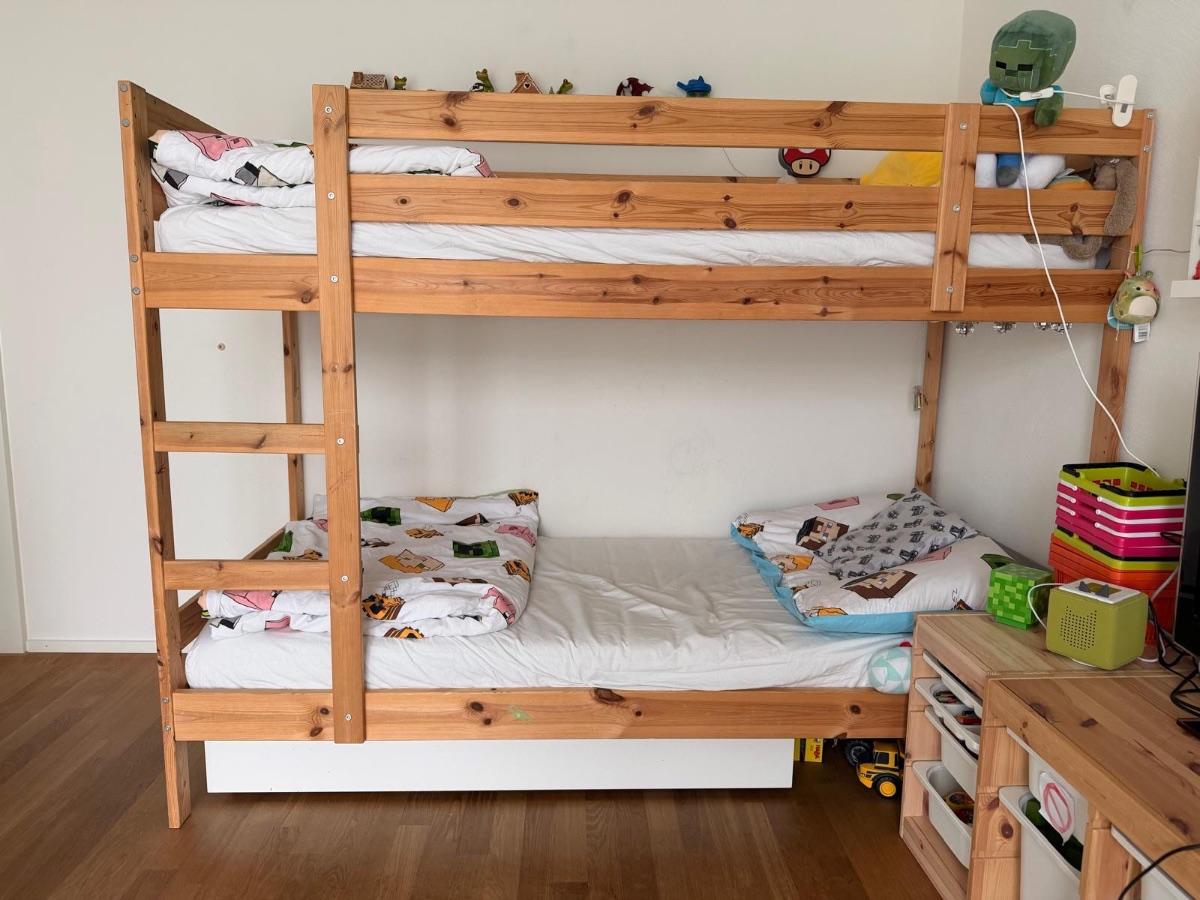 Etagenbett mit Leiter
