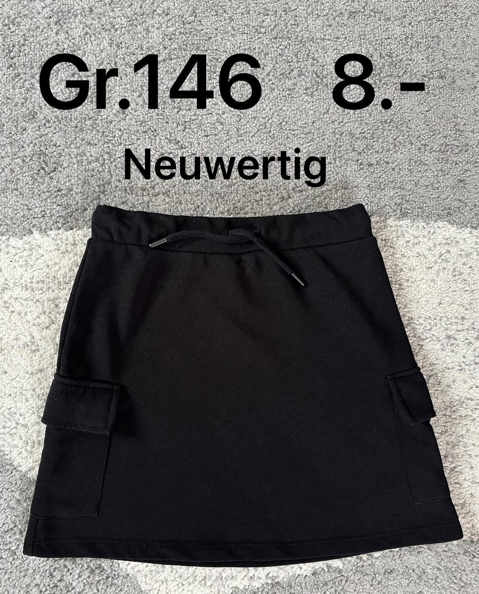 Schwarzer Rock mit Taschen