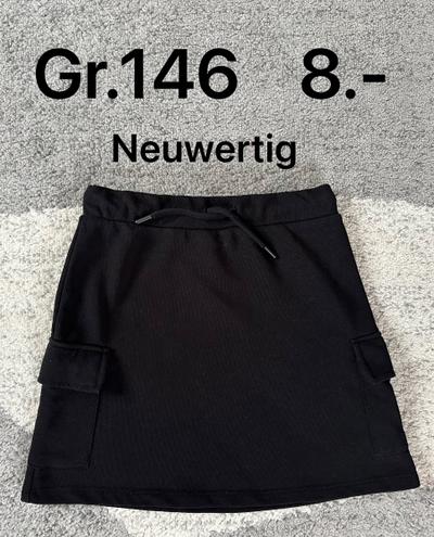 Schwarzer Rock mit Taschen