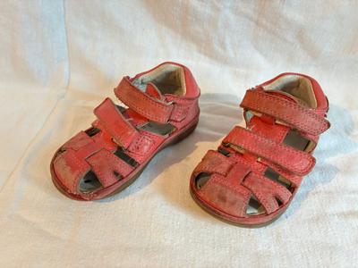 Rote Sandalen mit Klettverschluss