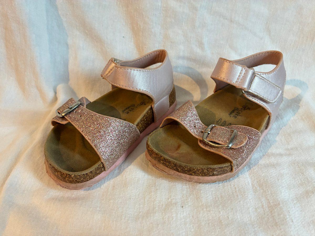 Sandalen mit Glitzer und Schnallen