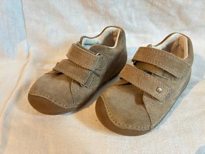 Wildlederschuhe mit Klettverschluss