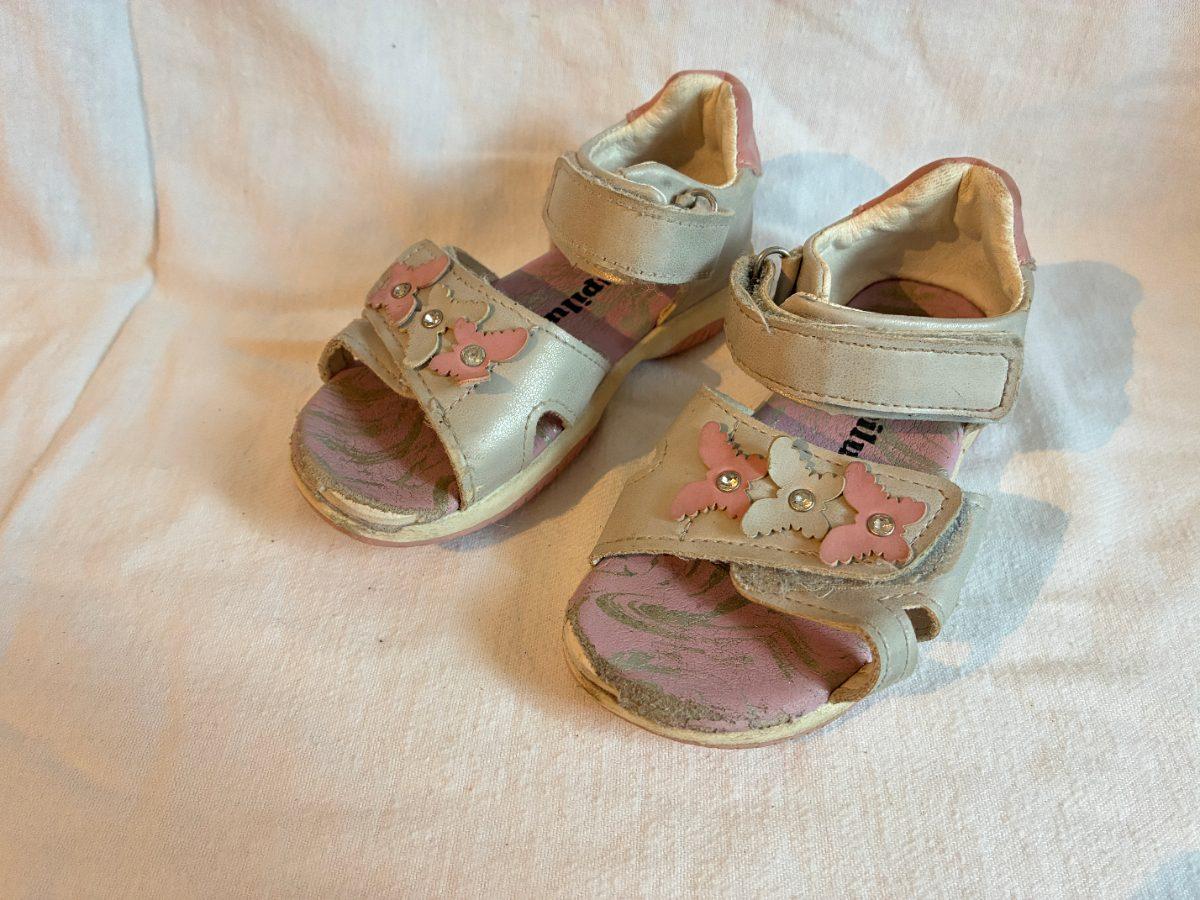Kindersandalen mit Blumenmotiv