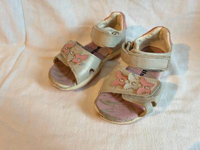 Kindersandalen mit Blumenmotiv
