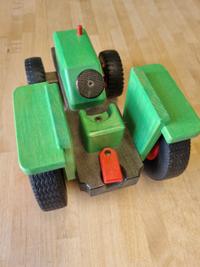 Holztraktor grün 3