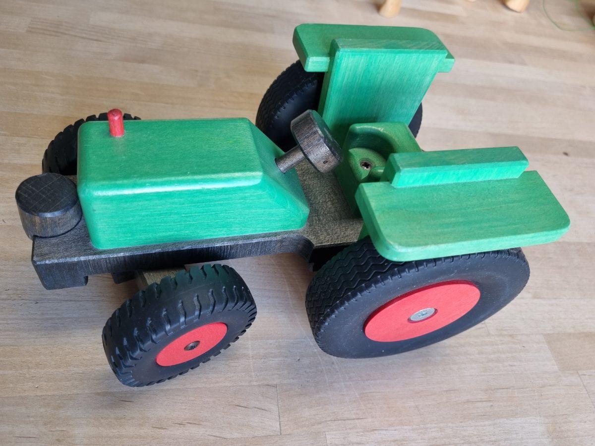 Holztraktor grün