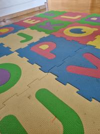 Puzzle-Spielmatte mit Zahlen und Buchstaben 2