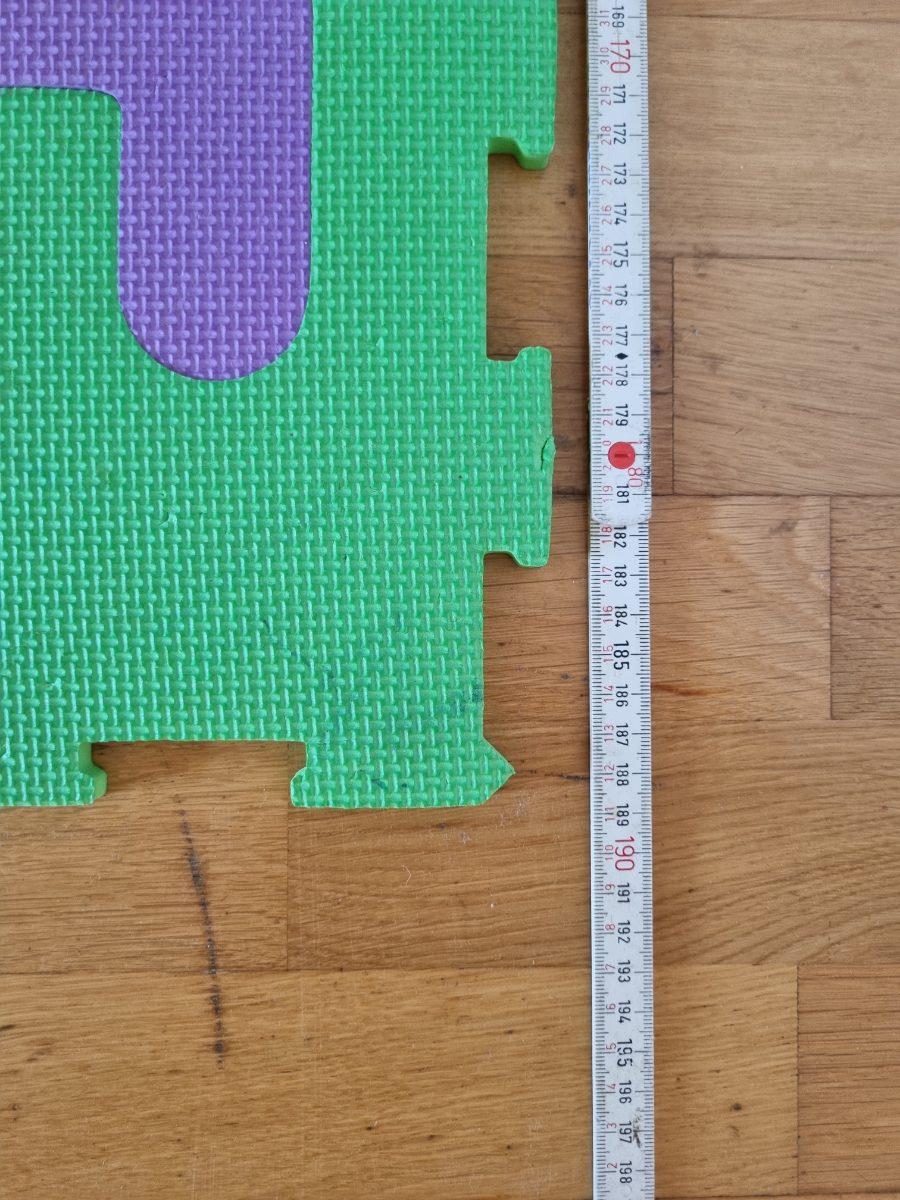 Puzzle-Spielmatte mit Zahlen und Buchstaben