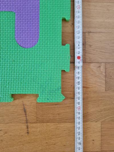 Puzzle-Spielmatte mit Zahlen und Buchstaben