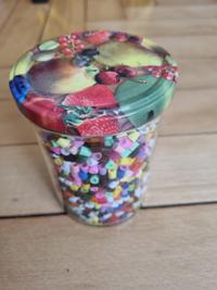 Glas mit Perlen und Zubehör 2