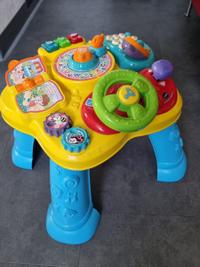 Spieltisch mit interaktiven Aktivitäten 1