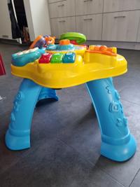 Spieltisch mit interaktiven Aktivitäten 3