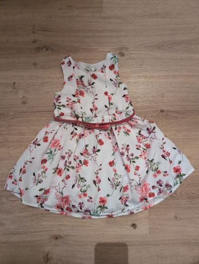 Blütenkleid mit Rüschen
