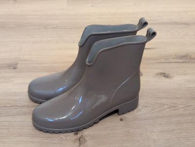 Graue Gummistiefel