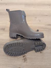 Graue Gummistiefel 2