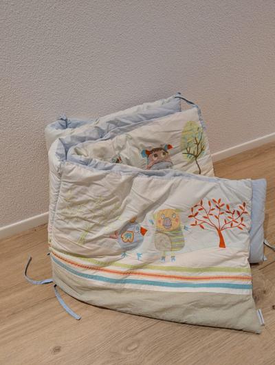 Bunte Bettumrandung fürs Kinderbett