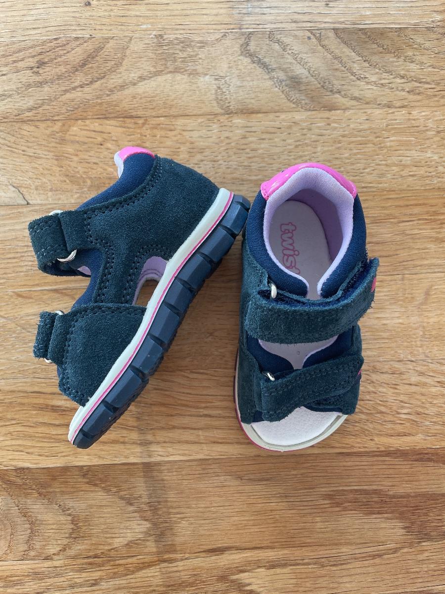 Sandale mit Klettverschlüssen blau/pink